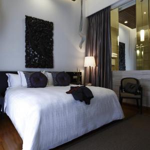 Deluxe King Suite with Sunken Bathtub 