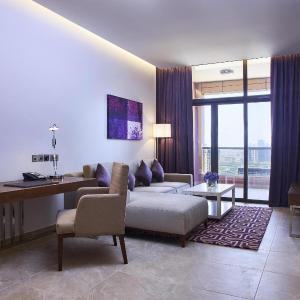 Prestige Two-Bedroom Suite with Skyline View, Free Shuttle Beach Transfer, Next to Metro Station 