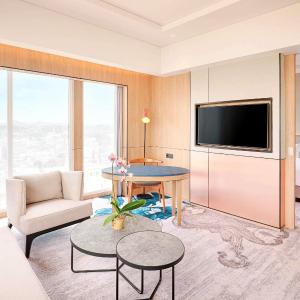 Deluxe King Suite with River View 