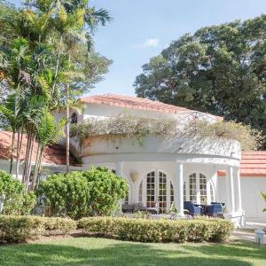Villa Junior Suite with One King Bed and Garden View