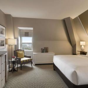Deluxe King Room with City View