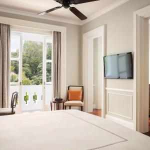 Colonial Suite King Bed Garden View