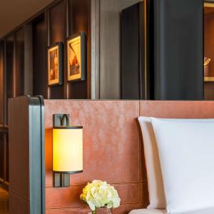 Fairmont Gold Harbor King Room with Balcony and Harbor View - Lounge Access