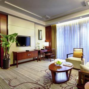 Deluxe King Suite with Balcony and Lounge Access