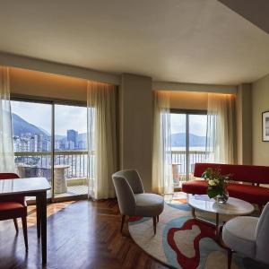 One-Bedroom Gold King Suite with Sea View