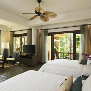 Junior Suite with Twin Beds and Pool View