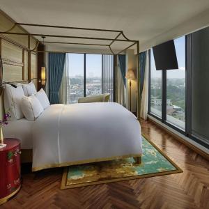 Deluxe King Suite with Lounge Access