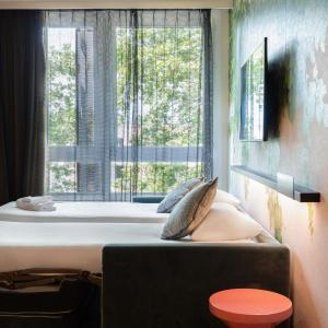 Standard Family Suite with One Double Bed and Twin Beds