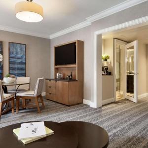 One-Bedroom Ambassador King Suite 