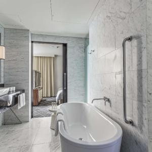 Suite with Club Floor Access - High Floor