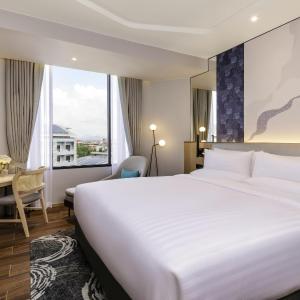 Deluxe King Room with Bathtub and Lounge Access