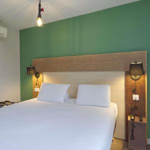 Pop Room with a double bed