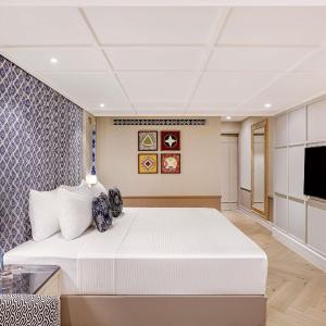 Deluxe King Room with Balcony -  INR 1000 SPA Credit, 15% Discount on Food & Beverages, Happy Hours 1+1 (4 pm to 6 pm) at Silva Bar