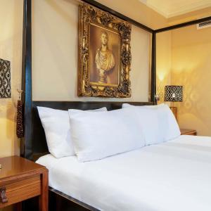 Junior Double Suite with Sofa Bed - Kings Wing