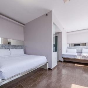 Deluxe Room with 1 Double and 2 Single Beds