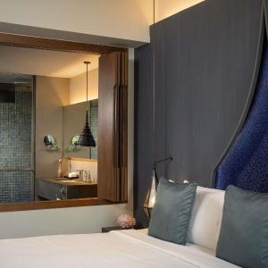 Deluxe King Room with Sofa Bed and Pool View