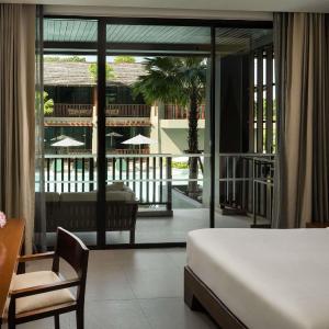 Deluxe King Room with Pool Access