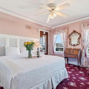 Deluxe Queen Room with Ocean View