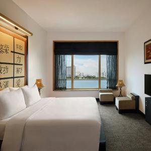 Hazel King Suite with City View