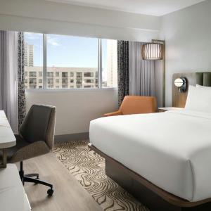 King Room with Roll-In Shower - Mobility Accessible