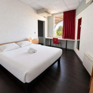 Standard PRM Room with One Double Bed