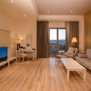 Large Corner King Suite with Mountain View - Smoking