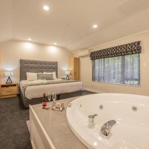Deluxe Suite with Spa Bath