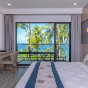Deluxe Double Room with Balcony and Sea View (Free Return Speed Boat Transfer, Free Sand Bank Excursion & Dolphin Watching)  
