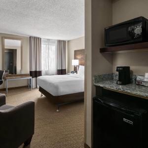 Queen Room with Roll-In Shower - Mobility and Hearing Accessible/Non-Smoking