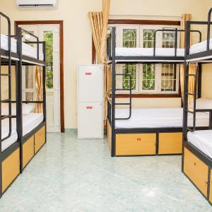 Bed in 8-Bed Mixed Dormitory Room with Balcony