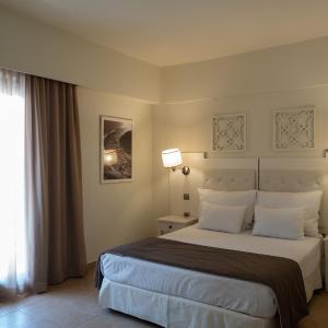 Double or Twin Room with Lake View (2 Adults + 1 Child)