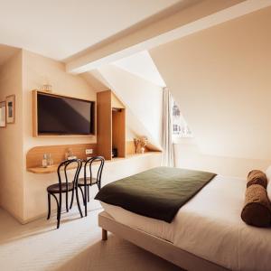 Big Parisian Room