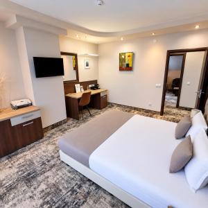 Two-Bedroom Apartment with Hot Tub
