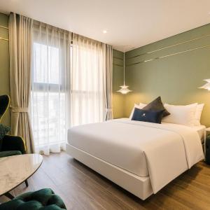 Premier Double Room – Queen Bed & Bathtub