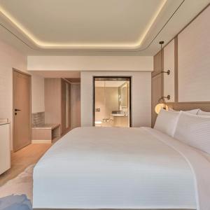 Urban Club City View King Bed