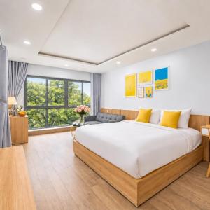 Queen Room with Pool View