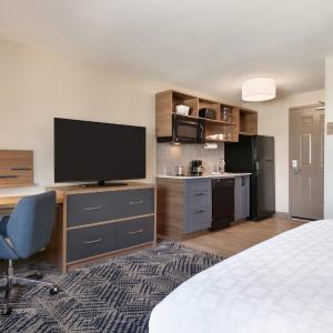 Queen Studio Suite - Mobility Access Tub/Non-Smoking