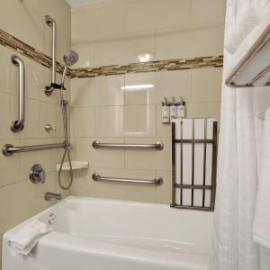 Standard Queen Room with Two Queen Beds and Tub - Mobility/Communications Accessible