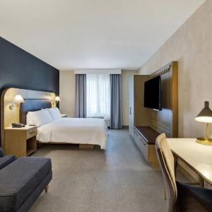 King Room with Hearing Accessible Roll In Shower - Non-Smoking