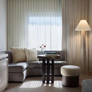 King Room with Roll In Shower and City View - Mobility Accessible
