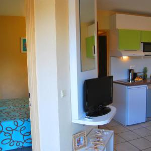 One-Bedroom Apartment with Air conditioning (2 Adults)