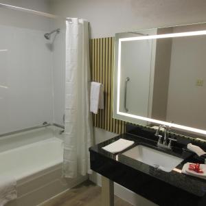Queen Room with Bath Tub - Disability Access/Non-Smoking 