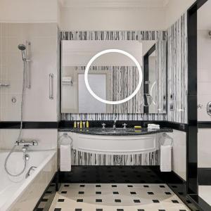 Junior Suite, Executive lounge access, 1 King, Sofa bed 