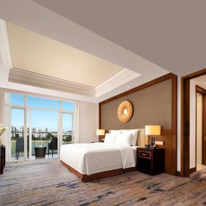 Deluxe King Suite with Sea View and Balcony