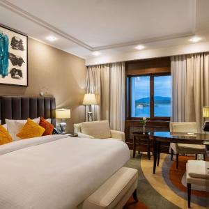 Deluxe King Room with Lake View
