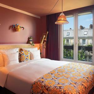 Medium Room with Balcony and Paris View
