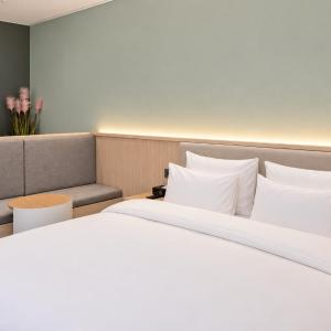 Special Offer - Premier Double Terrace Room with Rooftop Heated Pool, House Wine PKG (2 glasses of house wine)