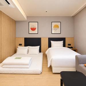 Family Korean-Style Ondol & Bed Room with Free access to Rooftop pool
