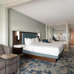 King Room with Whirlpool - Mobility/Hearing Accessible - Non-Smoking