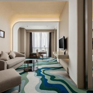 One-Bedroom Suite with Dining Area - High Floor